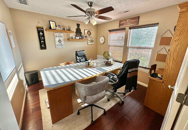 Foto del edificio - 3 Bedroom House W/ Den