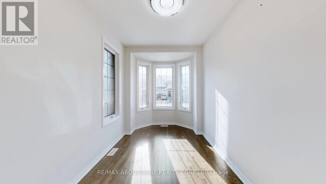 Building Photo - 273 Sixteen Mile Dr