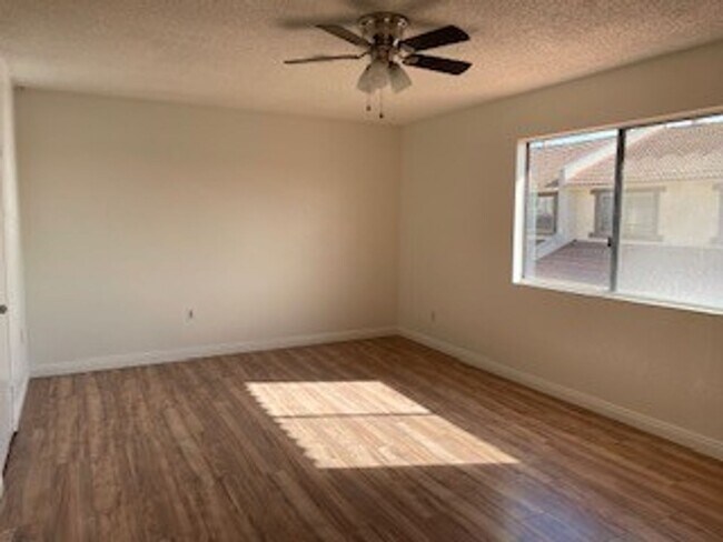 Foto del edificio - SPECIAL 2 WEEKS OFF! 2 BED 1.5 BATH TOWN S...