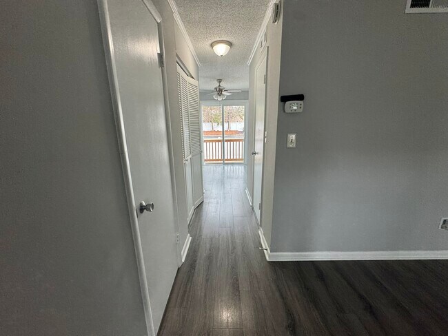 Foto del edificio - 4115 Little River Rd