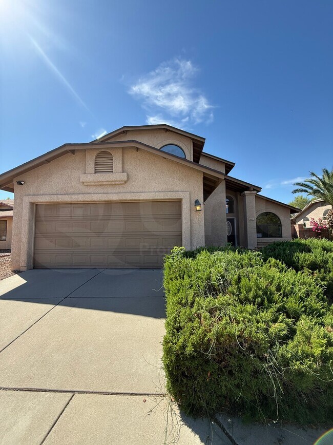 Building Photo - 2631 W Camino Del Medrano