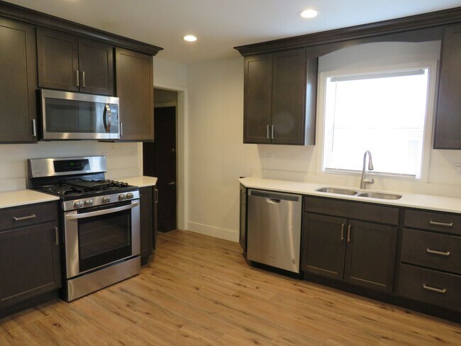 Building Photo - 4 Bed (2 non-egress) / 2 Bath