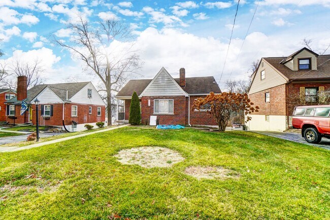 Building Photo - 2 Bedroom, 1 Bathroom with Large Backyard!