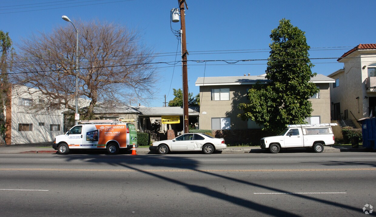 Foto del edificio - 14811-14817 Vanowen St
