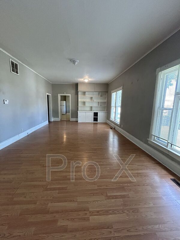Building Photo - 302 S Elm St