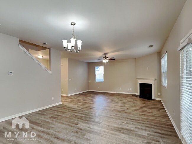 Building Photo - 828 Lake Chase