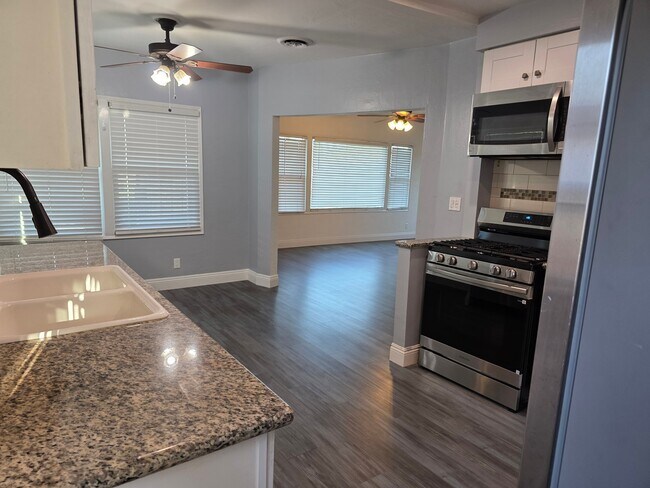 Foto del edificio - 6305 Almond Dr