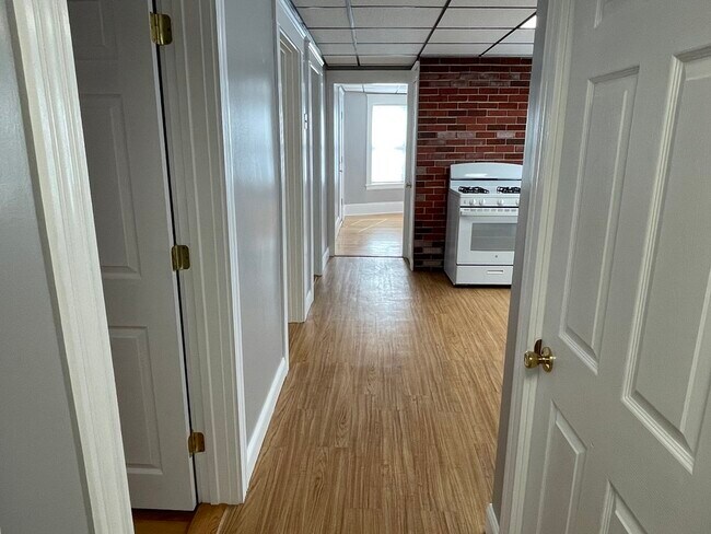 Building Photo - 15 A King Philip Rd