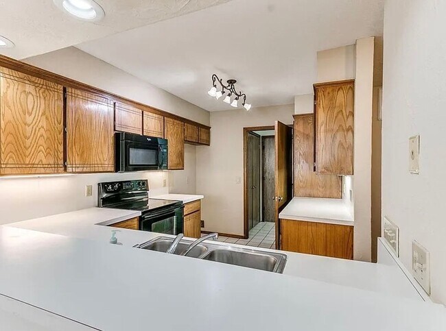 Foto del edificio - Beautiful 3bed/3bath Townhome Available in Westside Norman!!