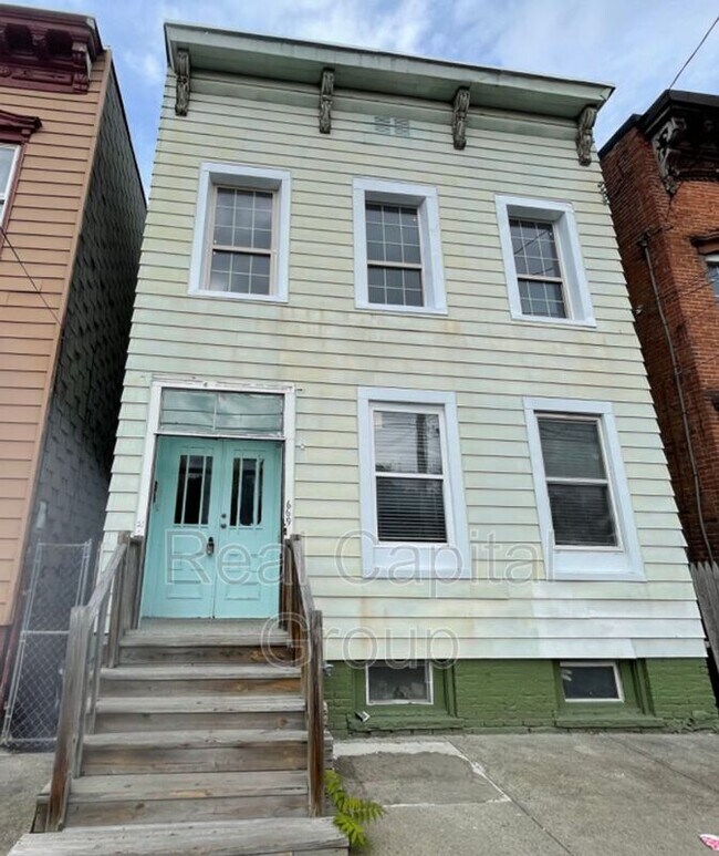 Building Photo - 669 Clinton Ave