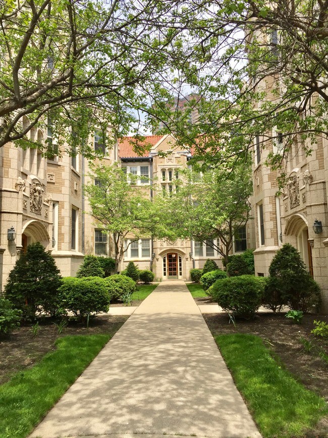Beautiful Courtyard - 548 W Brompton Ave
