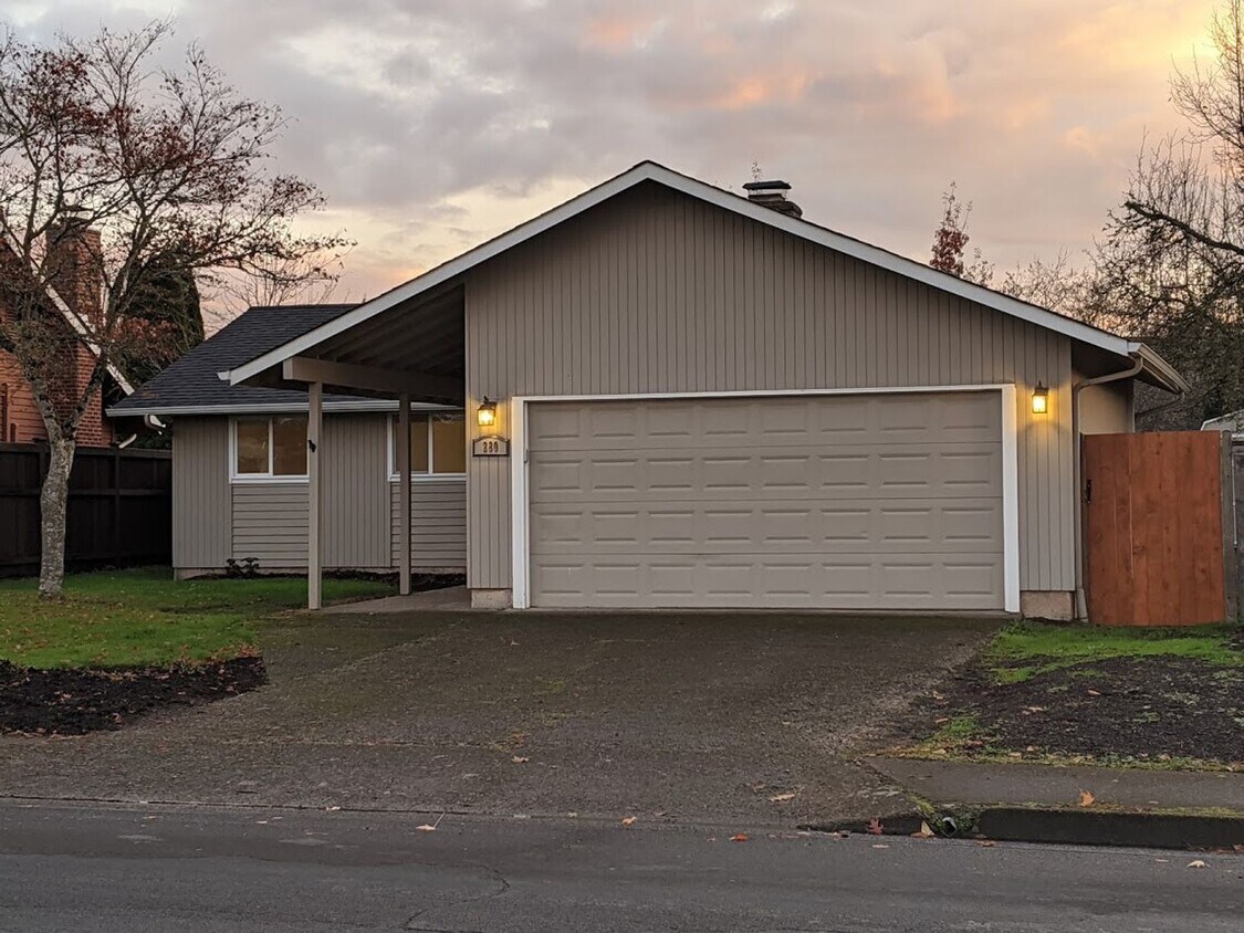 Primary Photo - Updated 3bd/2bth Home with Solid Surface F...