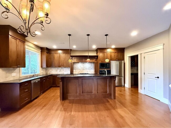 Building Photo - 3326-140A 140a St