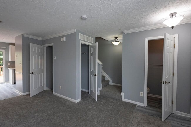 Building Photo - Charming 3Bed/2.5Bath in Constant Friendsh...