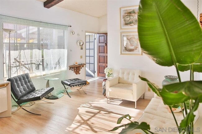 Building Photo - Light, Bright + Airy 2 Bed, 2 Bath Second Floor Condo in Highly Desirable Hillcrest!