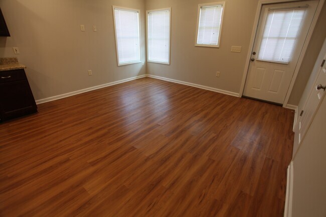 Foto del edificio - 339 N College St