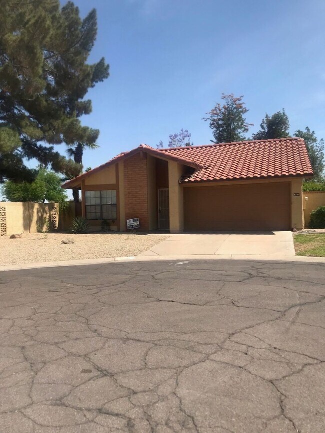 Building Photo - Beautiful 55+ Ahwatukee neighborhood spaci...