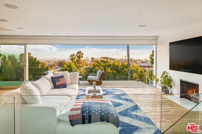 Foto del edificio - 7924 Hillside Ave