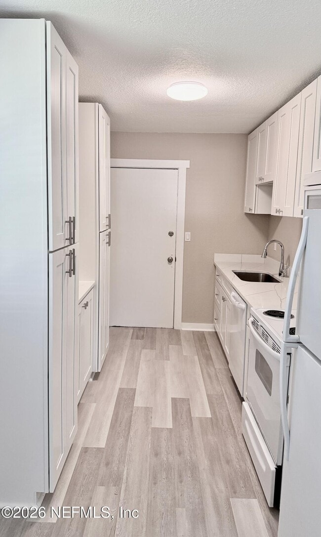 Building Photo - 696 Kestner Rd