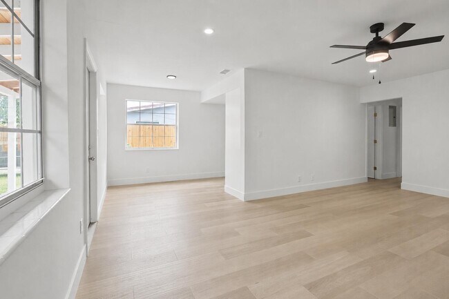 Foto del edificio - 411B NE 57th Ct