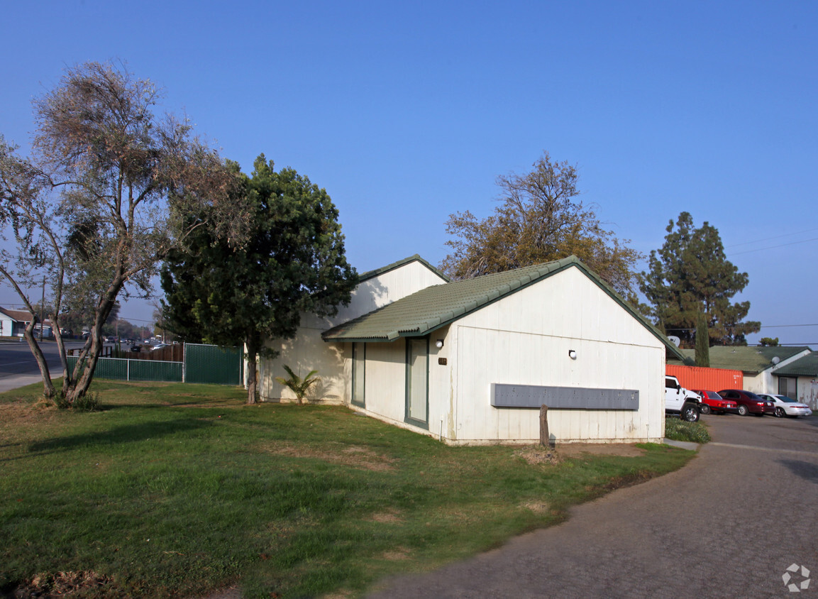 Primary Photo - Shamrock Gardens Apartments