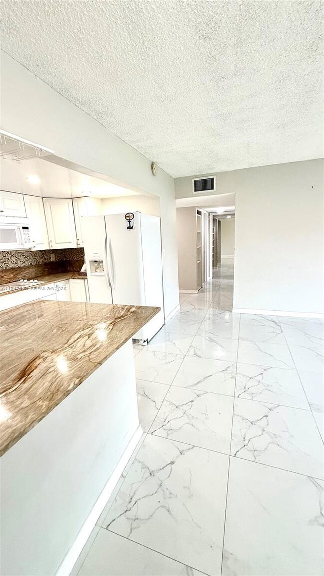 Foto del edificio - 17600 NW 68th Ave