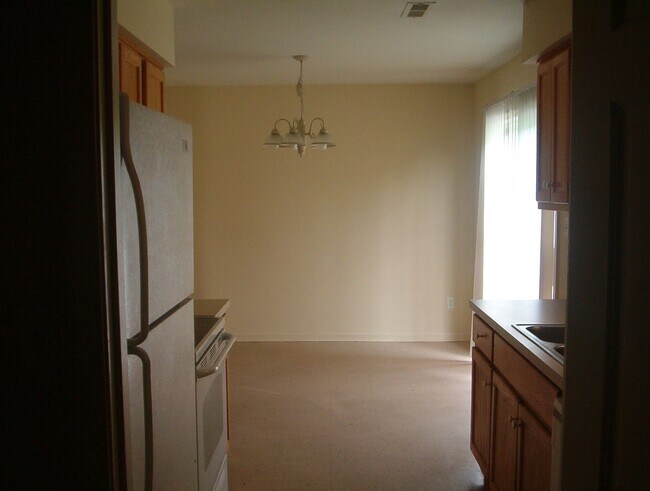 Building Photo - Darling home outside City Limits