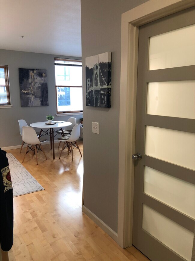 Doorway entry view - 1134 SW Jefferson St