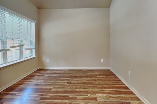 Building Photo - 1411 Cameron Park Ln