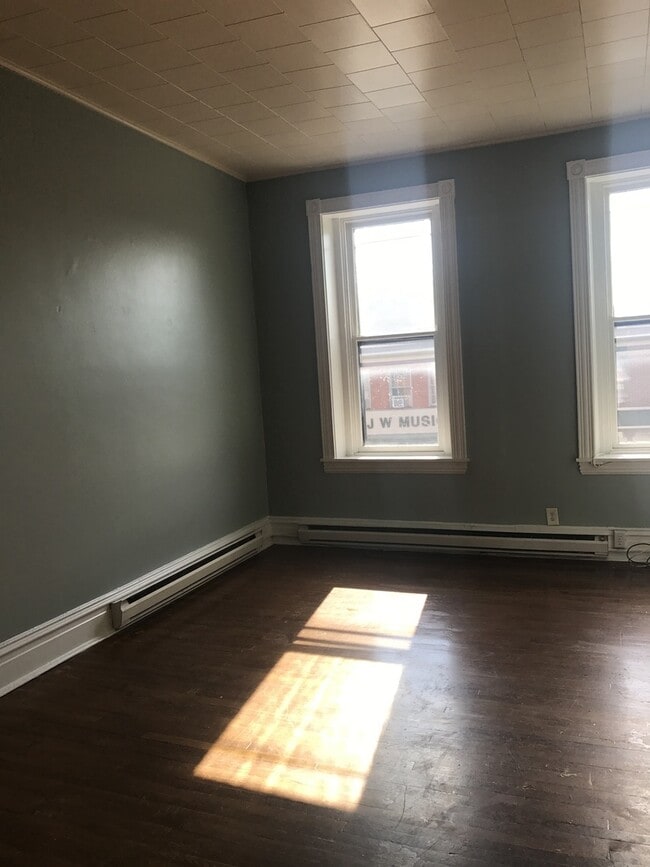 Building Photo - 122-122 N Hanover St