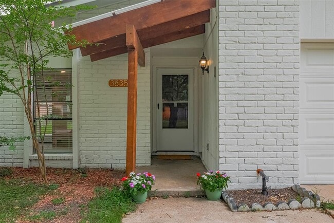 Building Photo - 3835 Cypressdale Dr