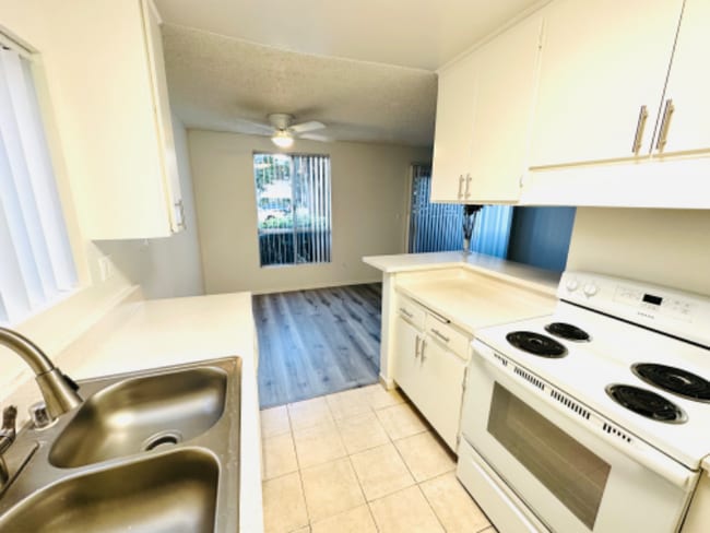 Building Photo - 4424 Woodman Ave