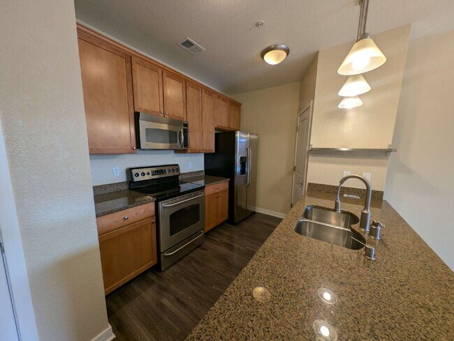 Foto del edificio - Beautiful 2BD/2BA Condo with Garage in Parkhill