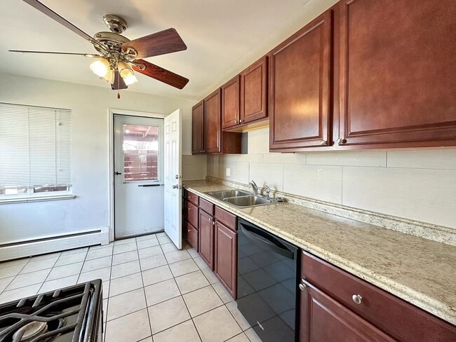 Building Photo - Great two bed / one bath in south Denver f...