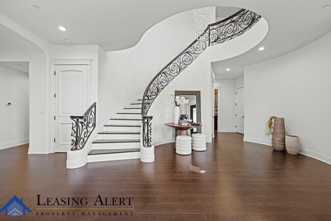 Foto del edificio - 5011 Hayvenhurst Ave