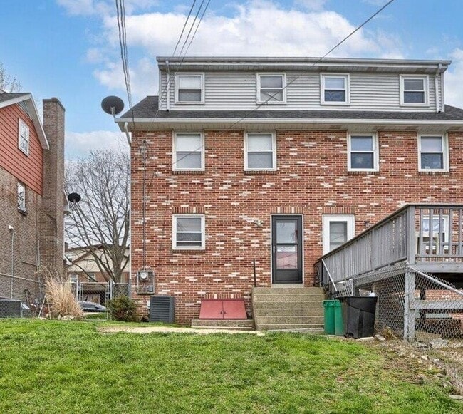 Building Photo - 917 E Fulton St