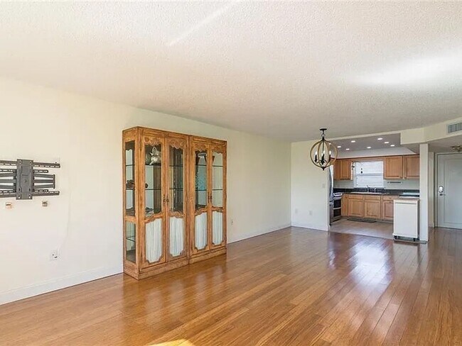 Foto del edificio - 10th FLR 2B/2BA Waterfront with Panoramic Intercoastal Views in 55+ Community