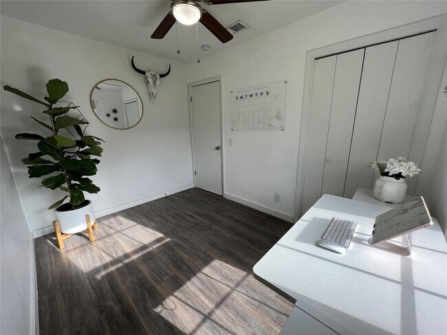 Building Photo - 7314 Shadywood Dr