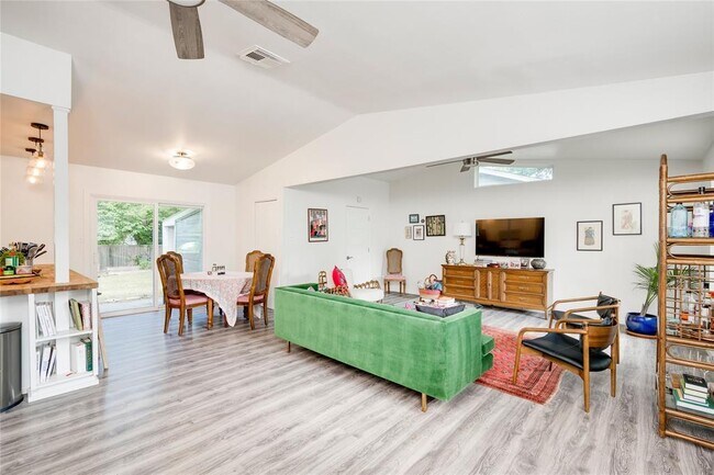 Foto del edificio - 5300 Halmark Dr