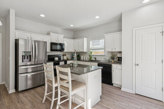 Building Photo - 566 Skye Dr