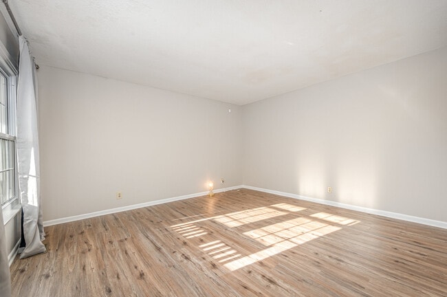 Building Photo - 1808 Majestic Dr