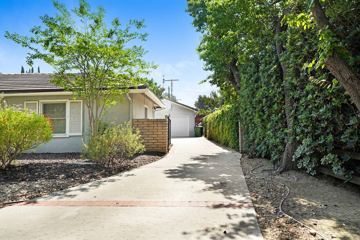 Primary Photo - 10920 White Oak Ave