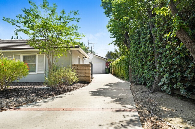 Building Photo - 10920 White Oak Ave