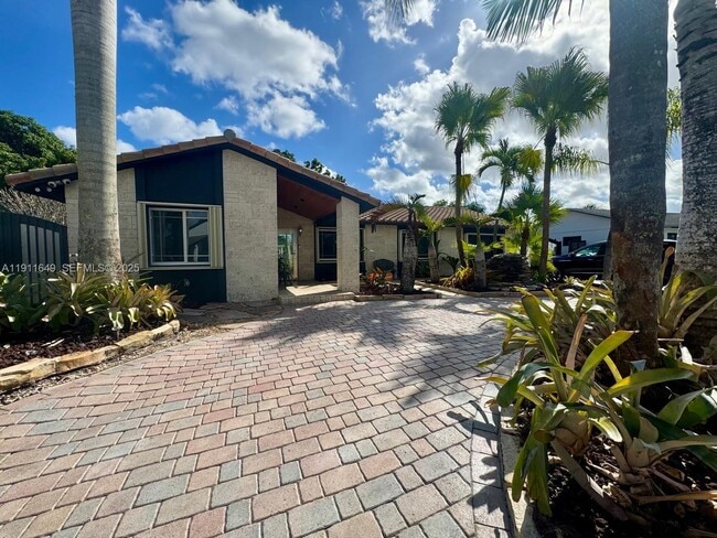 Building Photo - 6905 SW 148th Ct