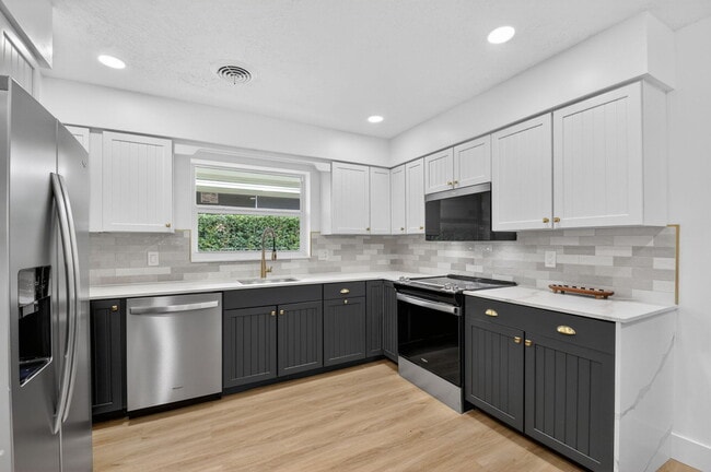 Building Photo - 1221 Singer Dr