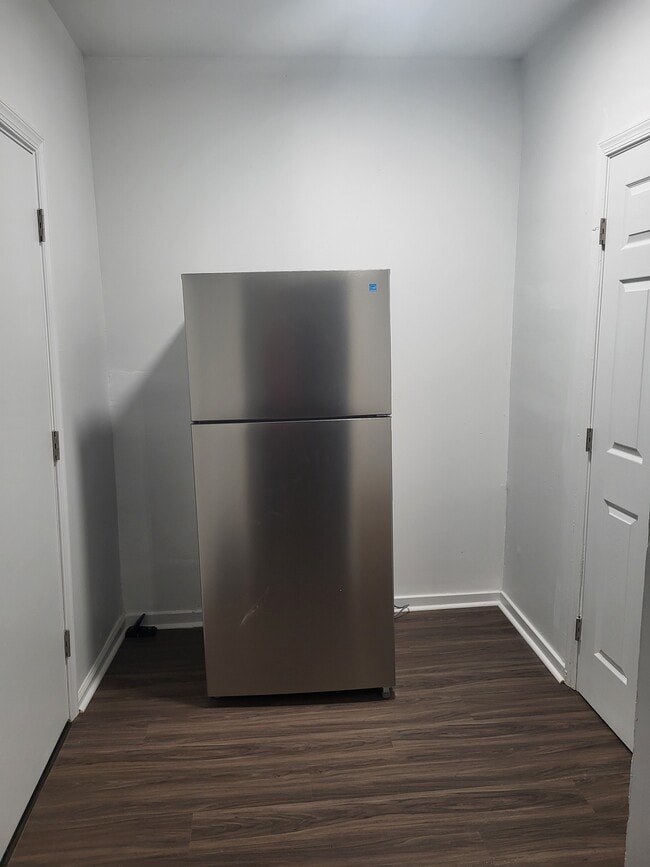 Building Photo - 1115 W 6th St