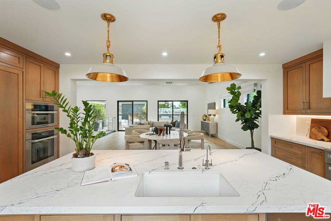 Foto principal - 913 N Beverly Glen Blvd