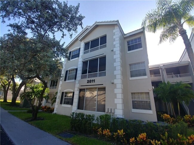 Building Photo - 2811 N Oakland Forest Dr