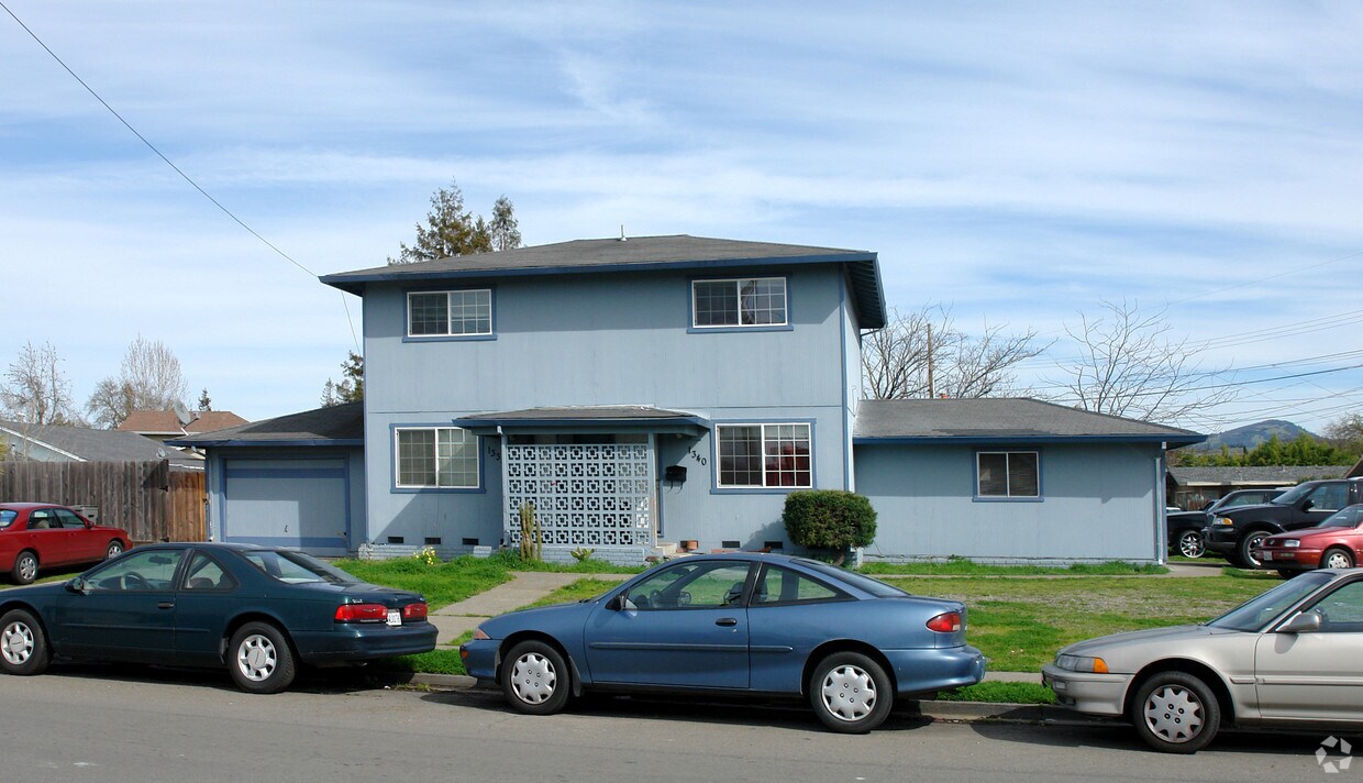 Building Photo - 1338-1340 Beachwood Dr