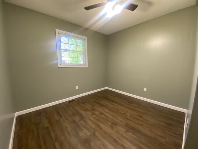 Building Photo - 3 Bedroom, 1 Bath Home in Johnson City, TN